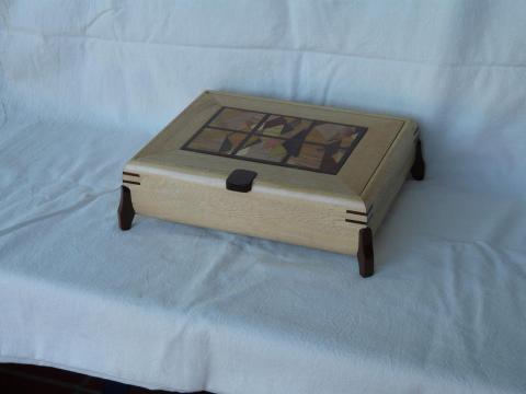 caja con patitas de nogal y taracea