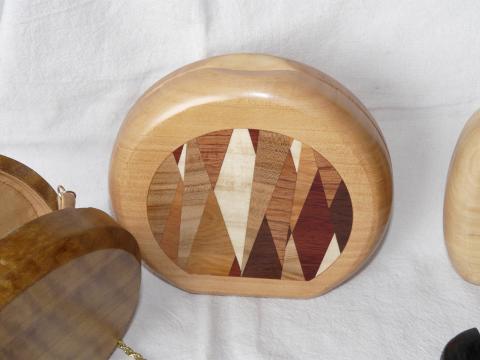 cartera en madera de cipres con taracea en madera de cedro,fresn